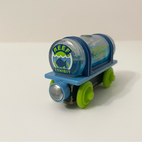 Thomas & Friends Wooden Sodor Aquarium Train Sting Ray Tanker - Picture 5 of 13